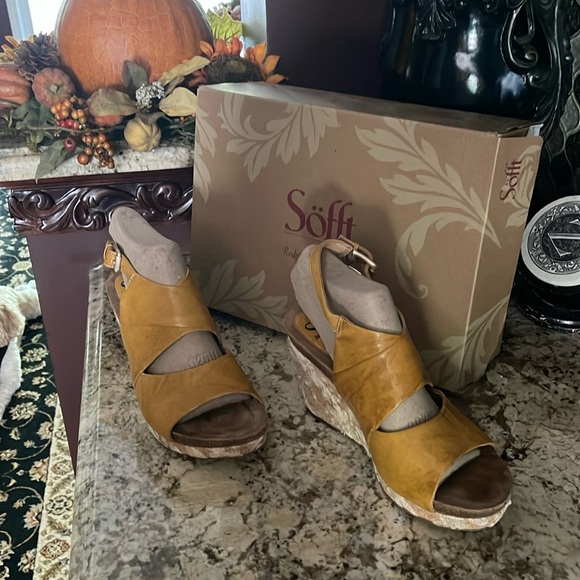 Sofft Corrina size 8 Euro 39 lemon yellow new sandals - Picture 1 of 4